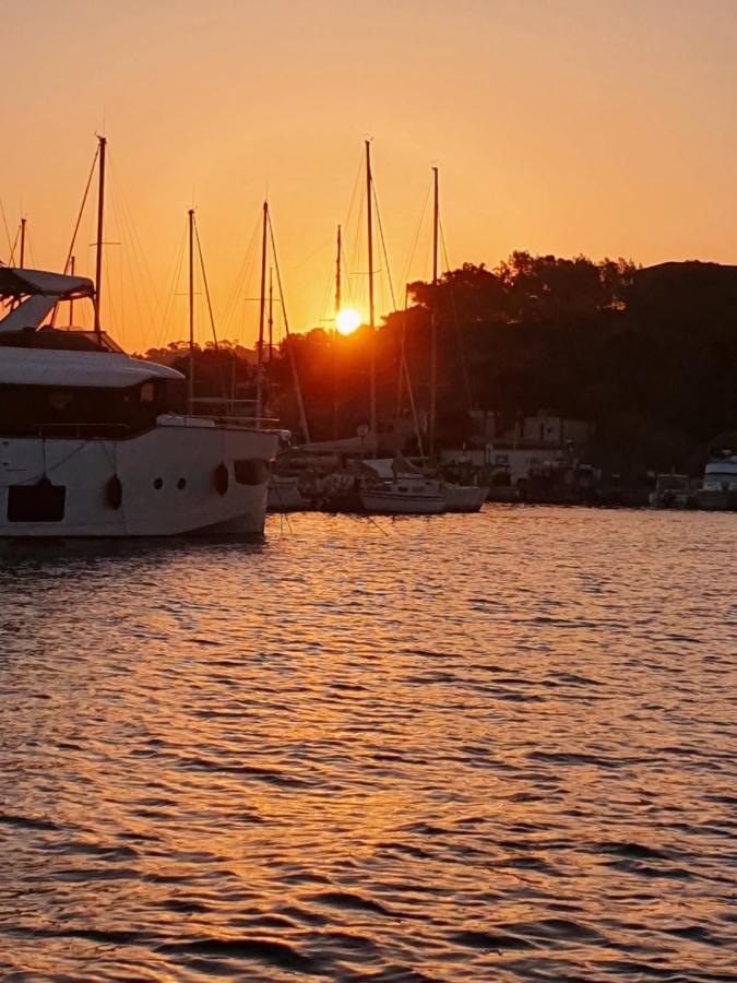 Porquerolles - Nuit Insolite A Bord Du Defi Fou Exteriör bild