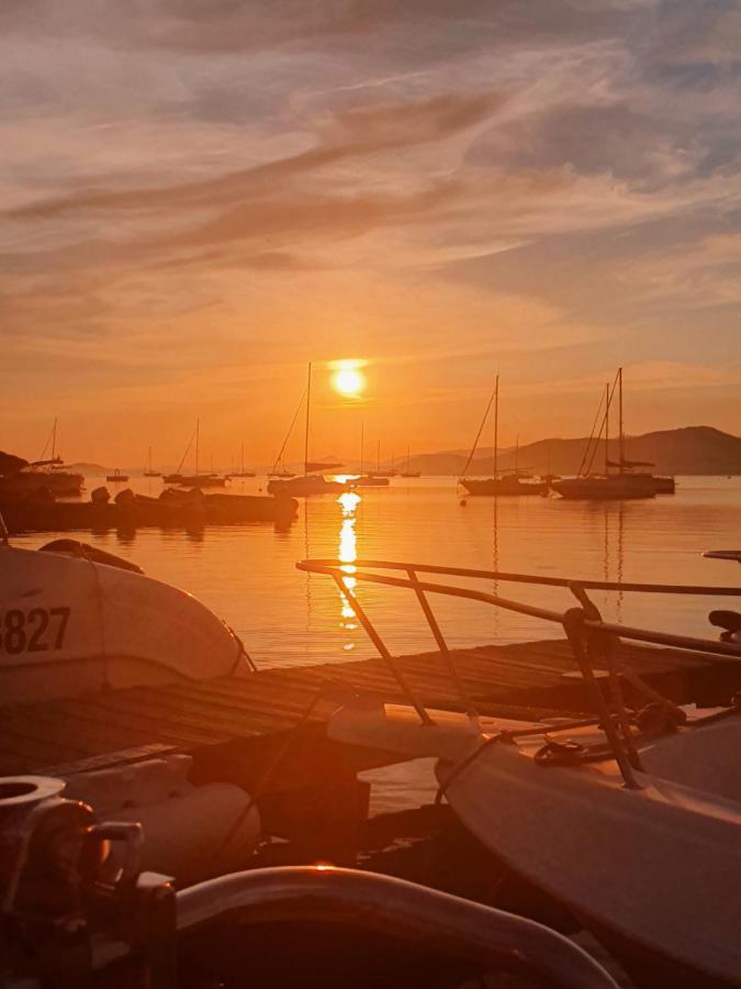 Porquerolles - Nuit Insolite A Bord Du Defi Fou Exteriör bild