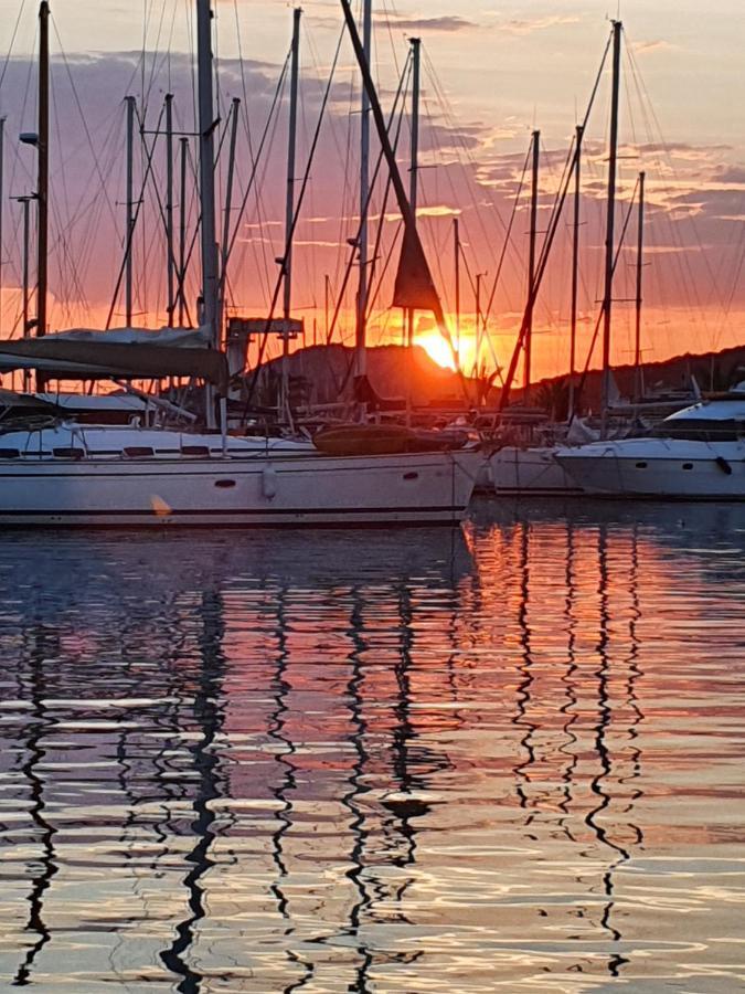 Porquerolles - Nuit Insolite A Bord Du Defi Fou Exteriör bild